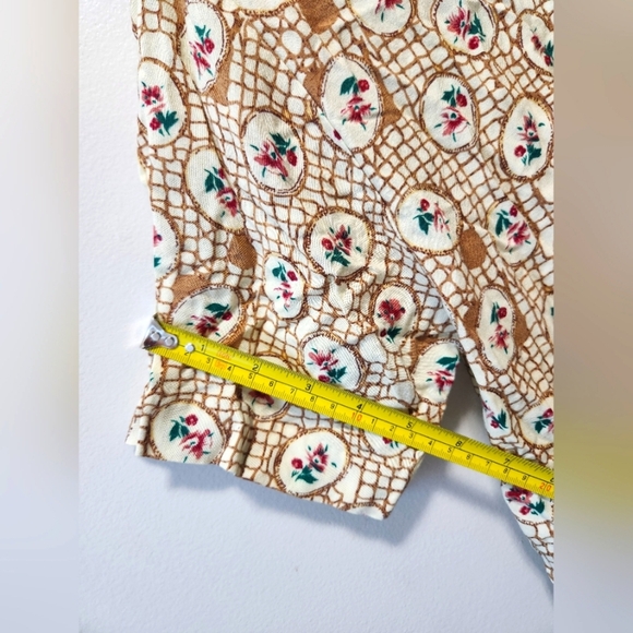 Vintage Union Khaki Floral Beige Woman's Short Sleeve Shirt Size M Shoulder Caps - Picture 9 of 10